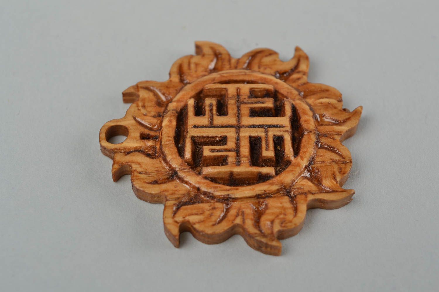 Pendentif fait main style slave amulette en bois naturel verni accessoire photo 4