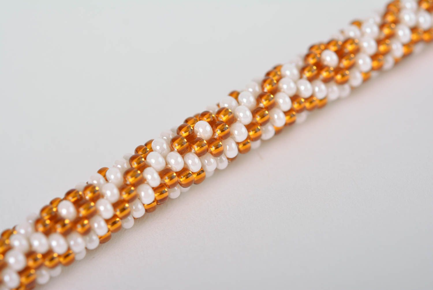 Bracelet perles rocaille Bijou fait main jaune-blanc Accessoire femme stylé photo 2