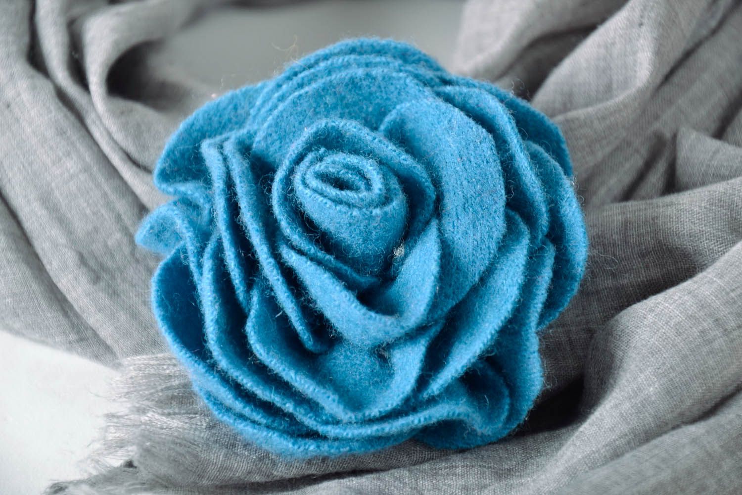 Broche fleur en laine Rose bleue  photo 1
