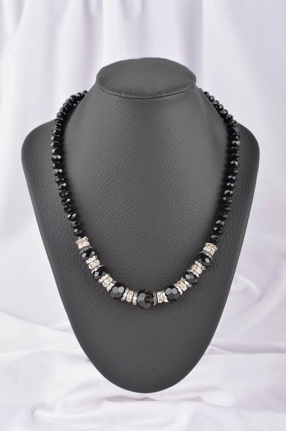 Collana di perline fatta a mano originale color nero bigiotteria da donna
 foto 1