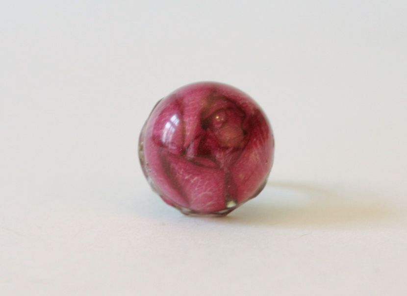 Anel de metal decorado com um botão de rosa natural solidificado em resina epóxi foto 3