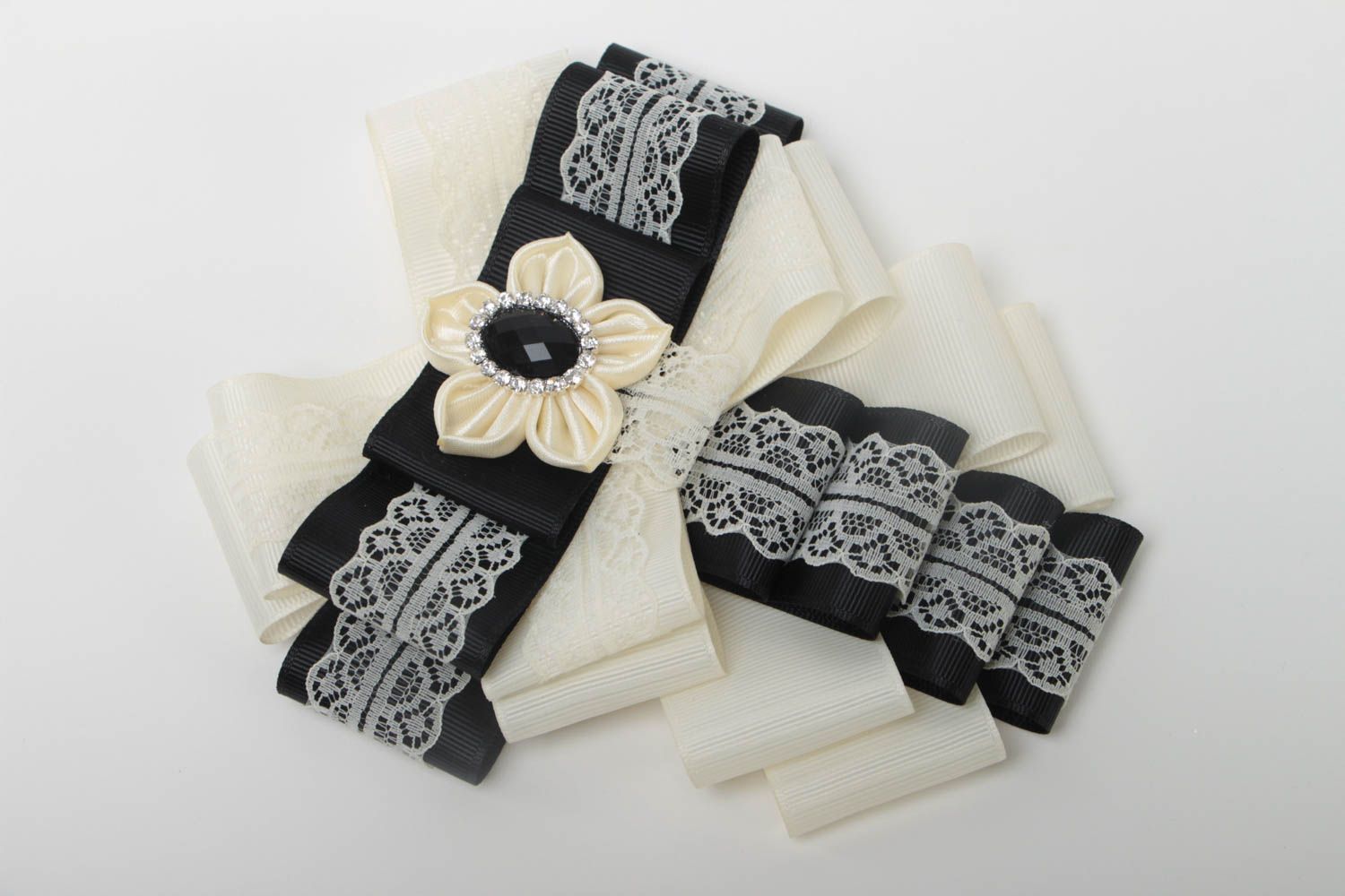 Grande broche noeud blanc noir en rubans de satin avec dentelle faite main photo 2