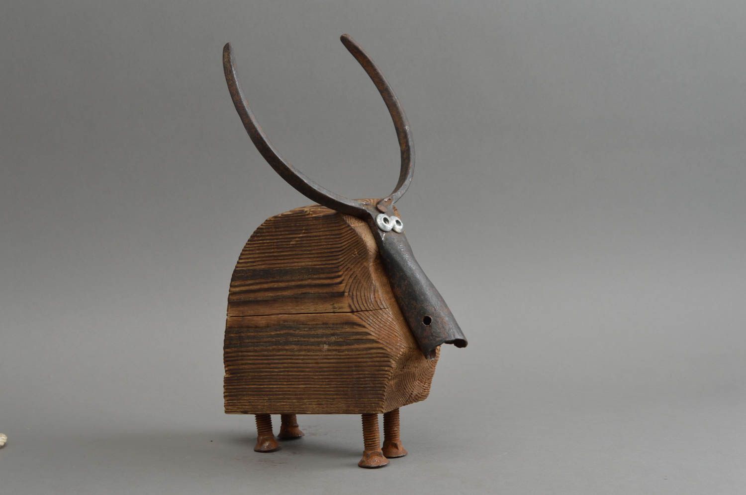 Originelle interessante Designer Deko Figur aus Holz handmade in Form vom Stier foto 2