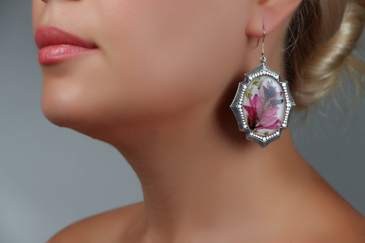 Earrings with Flowers in Epoxy Resin photo 4