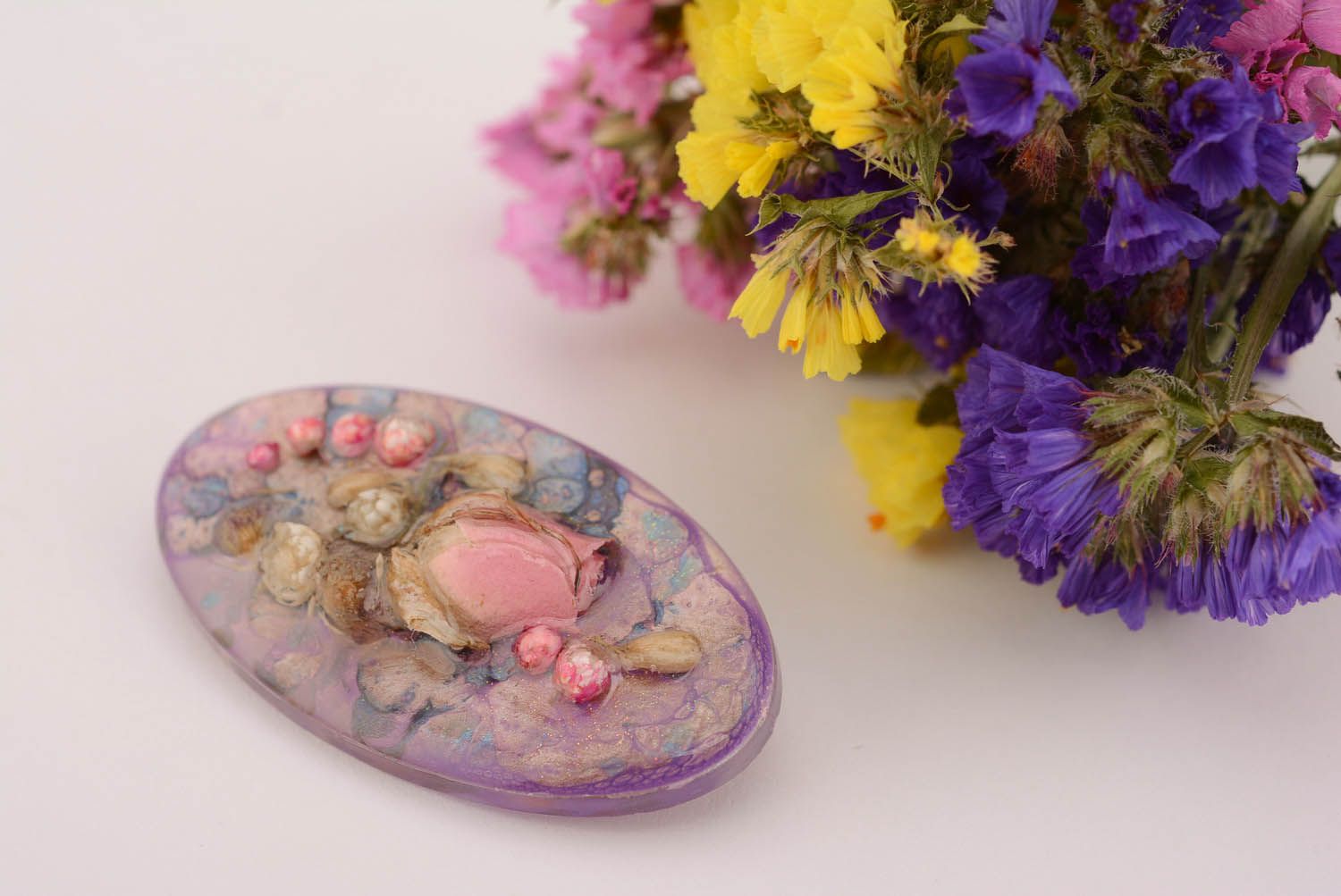 Broche oval cor de lilás foto 1