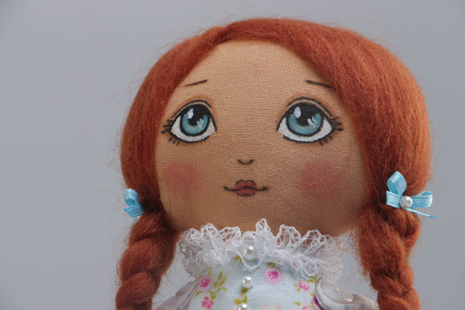 Кукла для интерьера авторская ручной работы из хлопка маленькая с косичками фото 3