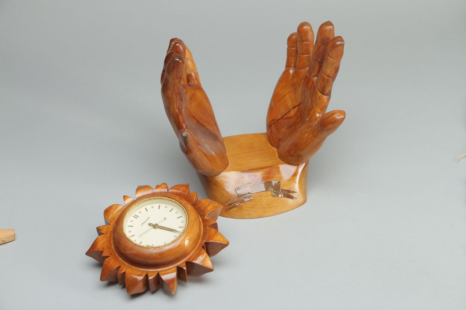 Horloge de table en bois sculpté Soleil dans les mains photo 2