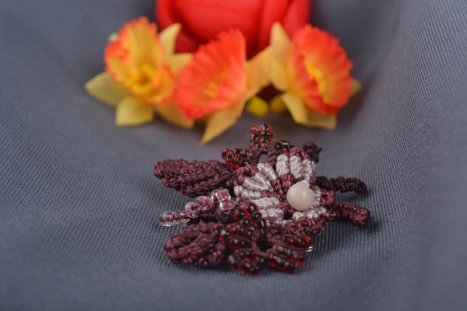 Broche fantaisie Bijou fait main fleur en tissu macramé design Accessoire fille photo 1