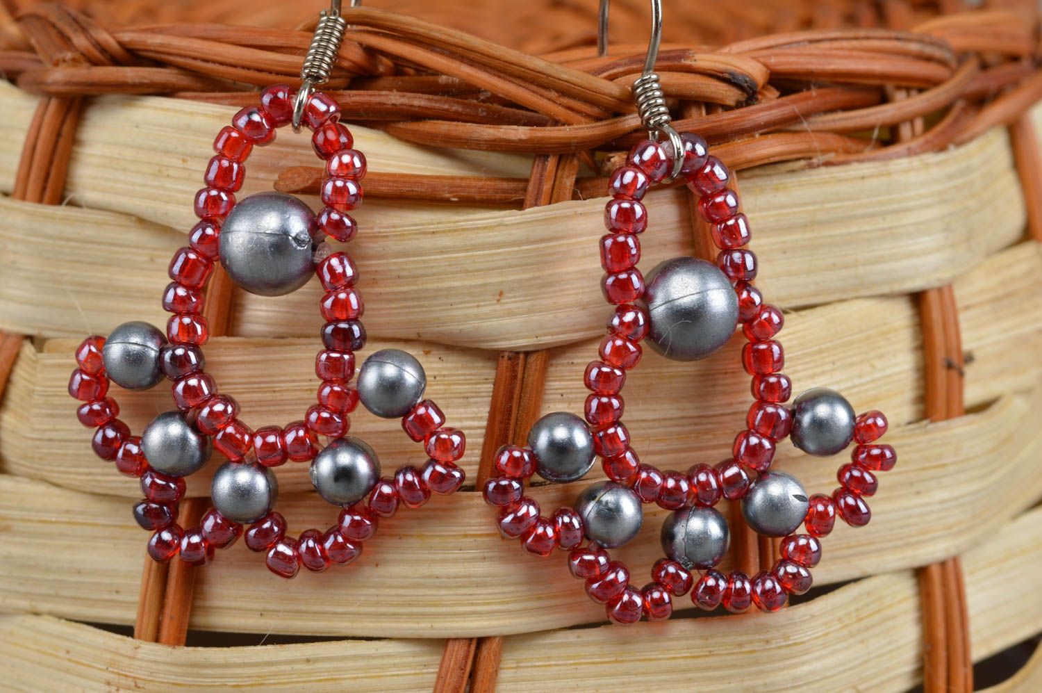 Große lange Ohrringe aus Rocailles und Glasperlen handgemacht grau rot foto 1