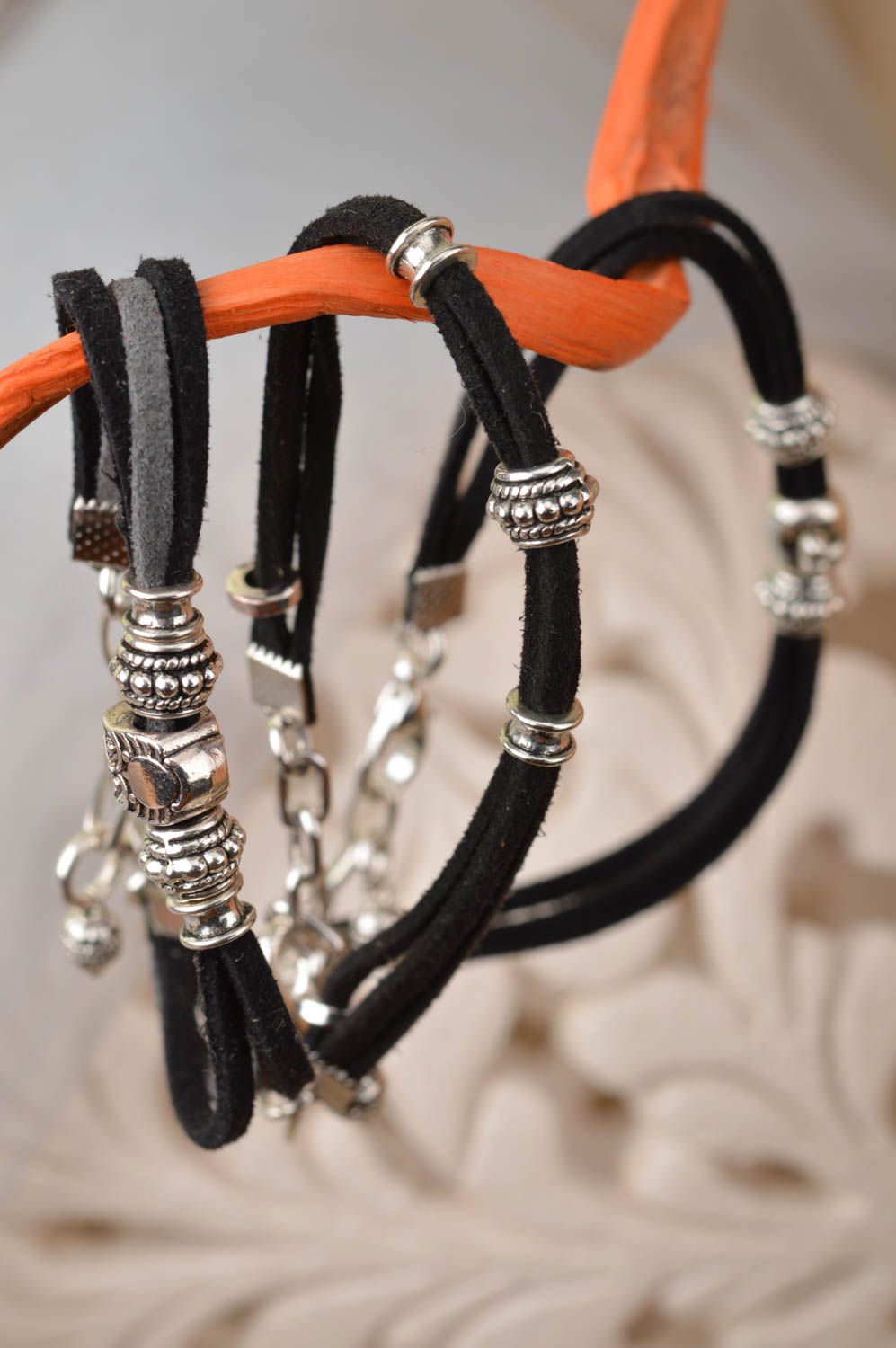 Браслеты из замшевых шнуров черные набор из 3 изделий с металлом ручная работа фото 1