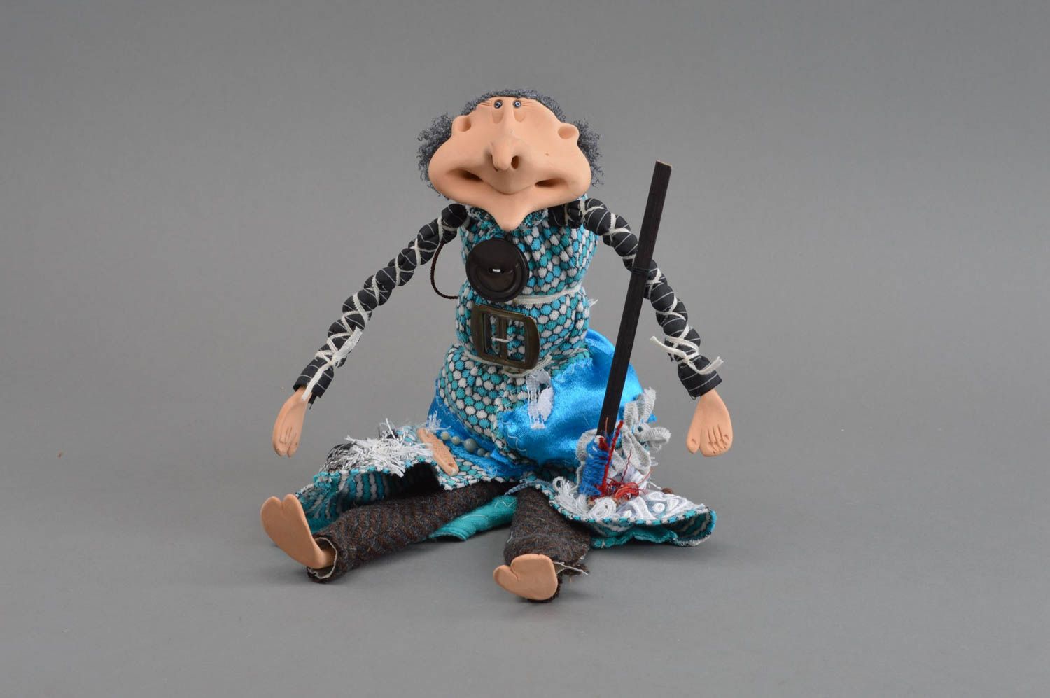 Авторская кукла для декора из глины и ткани ручной работы оригинальная Модница фото 4