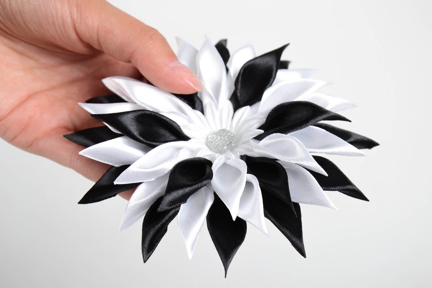 Pince cheveux Barrette fleur fait main satin blanc noir Accessoire cheveux photo 3