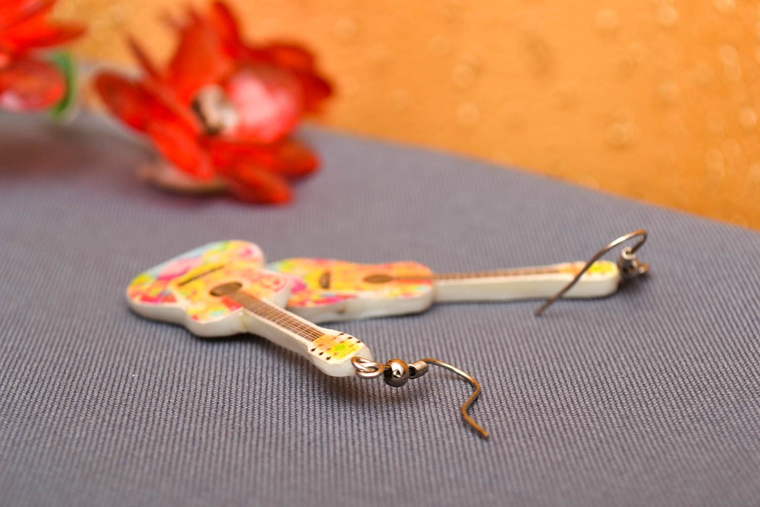 Украшение ручной работы модные серьги в виде гитар серьги из полимерной глины фото 1