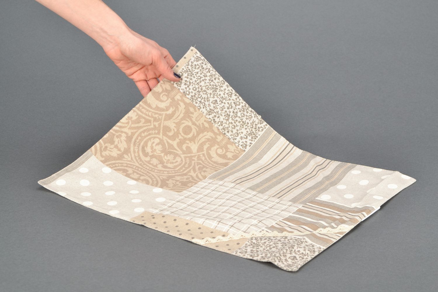 Dekorative Serviette aus Stoff zweiseitig mit Muster und Spitze foto 2