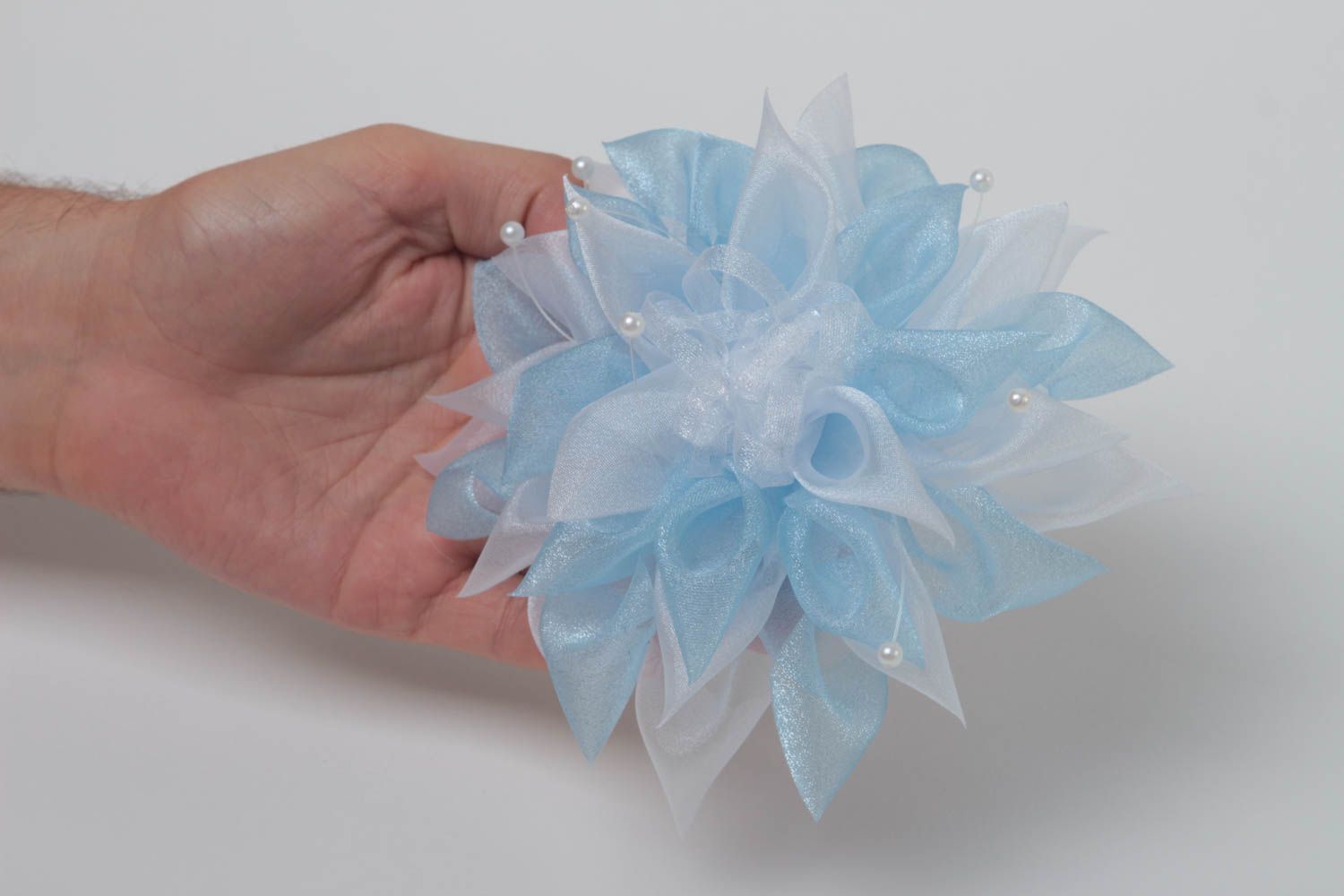 Голубая детская резинка с цветком из органзы пышная объемная ручной работы фото 5