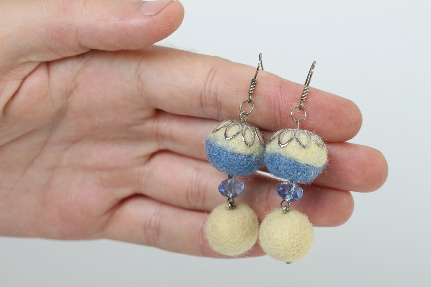 Handmade Damen Schmuck Ohrringe aus Filz Schmuck aus Wolle in Weiß und Blau foto 6
