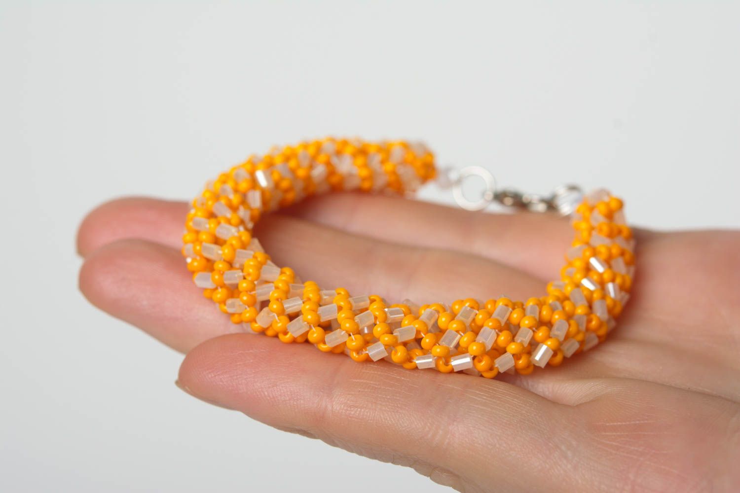Grelles Sommer Armband aus Glasperlen weiß orange weiblich originell Handarbeit foto 4