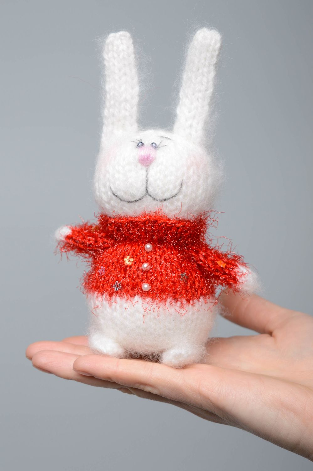 Peluche tricotée avec des aiguilles Lièvre blanc photo 4