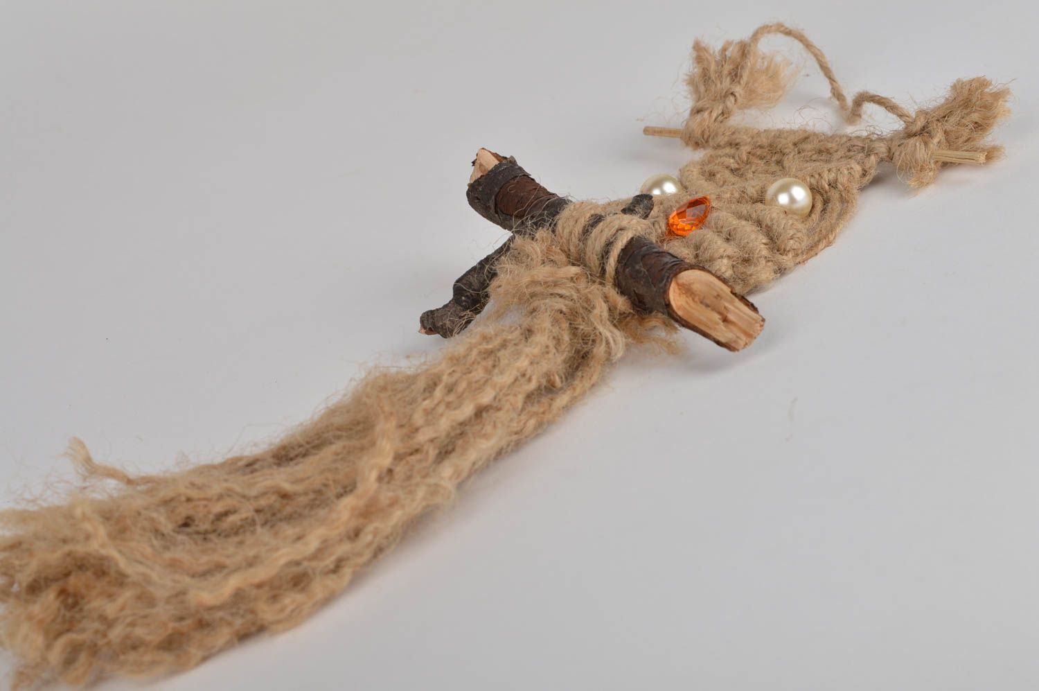 Colgante trenzado de bramante artesanal lechuza en rama con ojal macramé foto 3