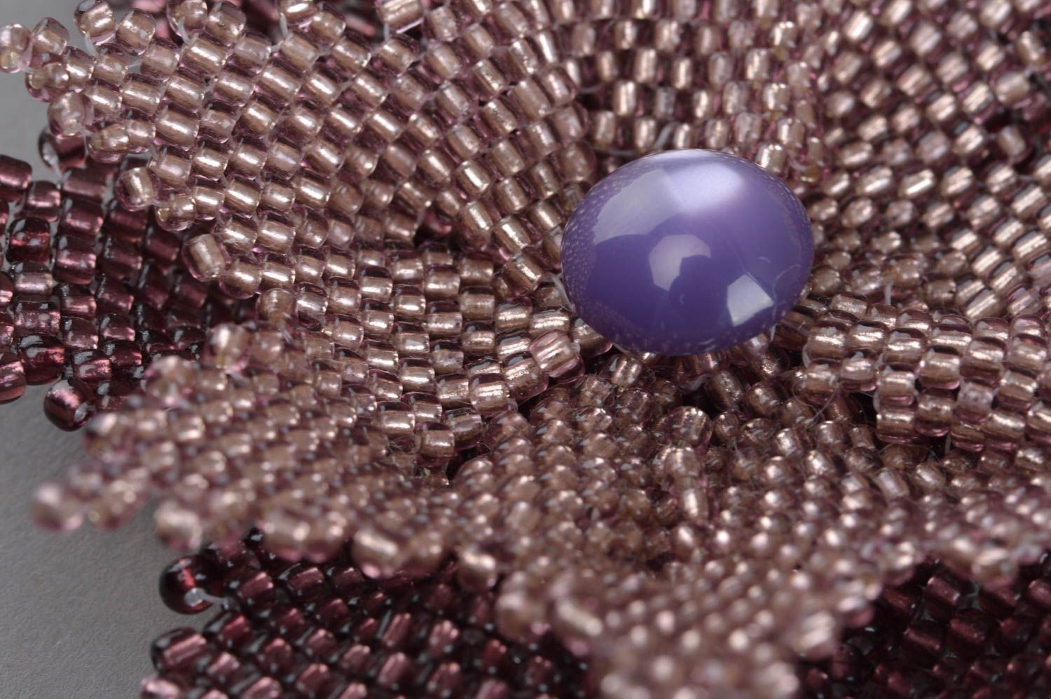 Фиолетовая брошь ручной работы в виде цветка стильная яркая для настоящих модниц фото 5