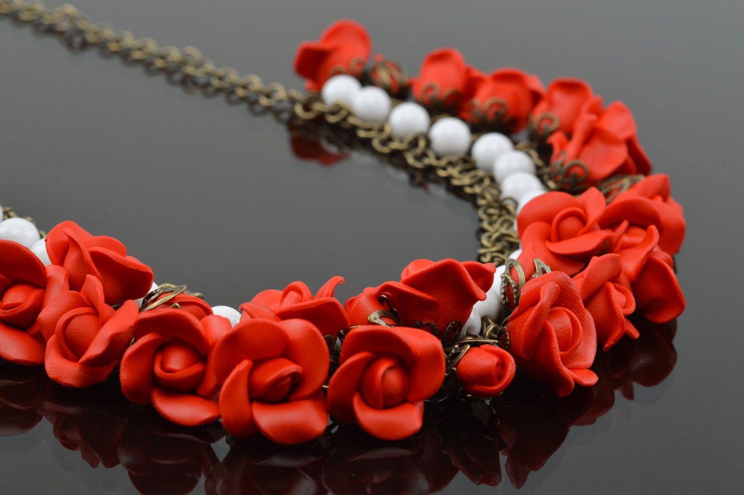 Joli collier en pâte polymère fait main sur chaîne métallique Roses rouges photo 3