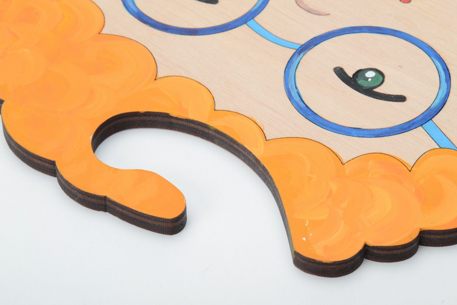 Cintre en bois pour enfant peint aux couleurs acryliques fait main garçon photo 5