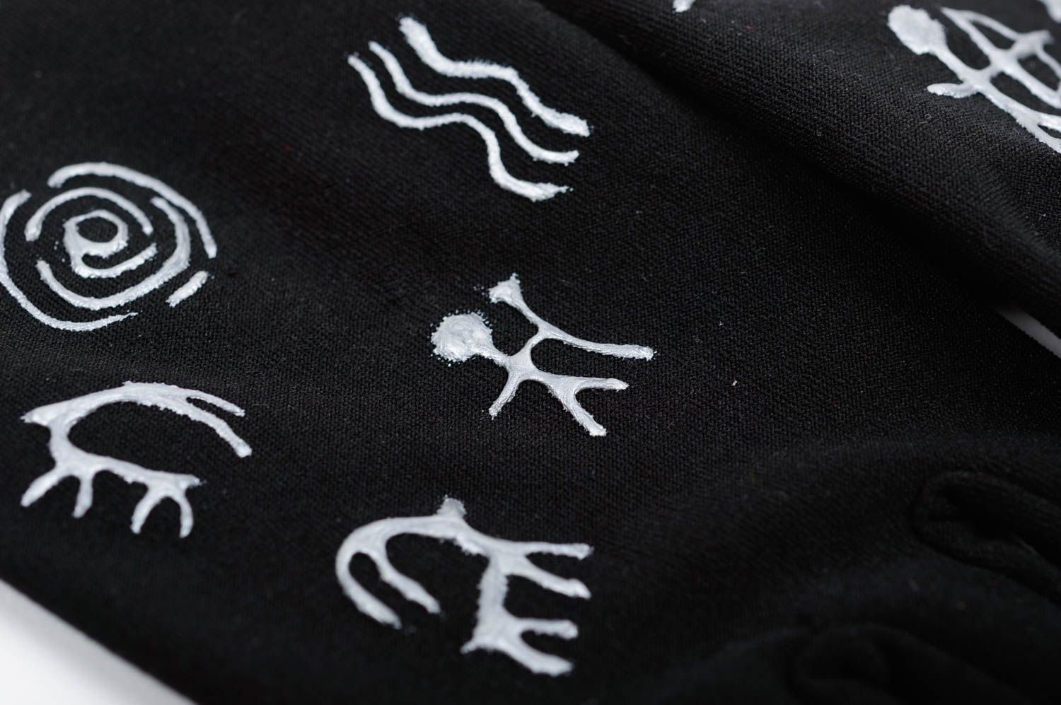 Gants tissu faits main Vêtement design Cadeau original avec motifs noirs photo 3