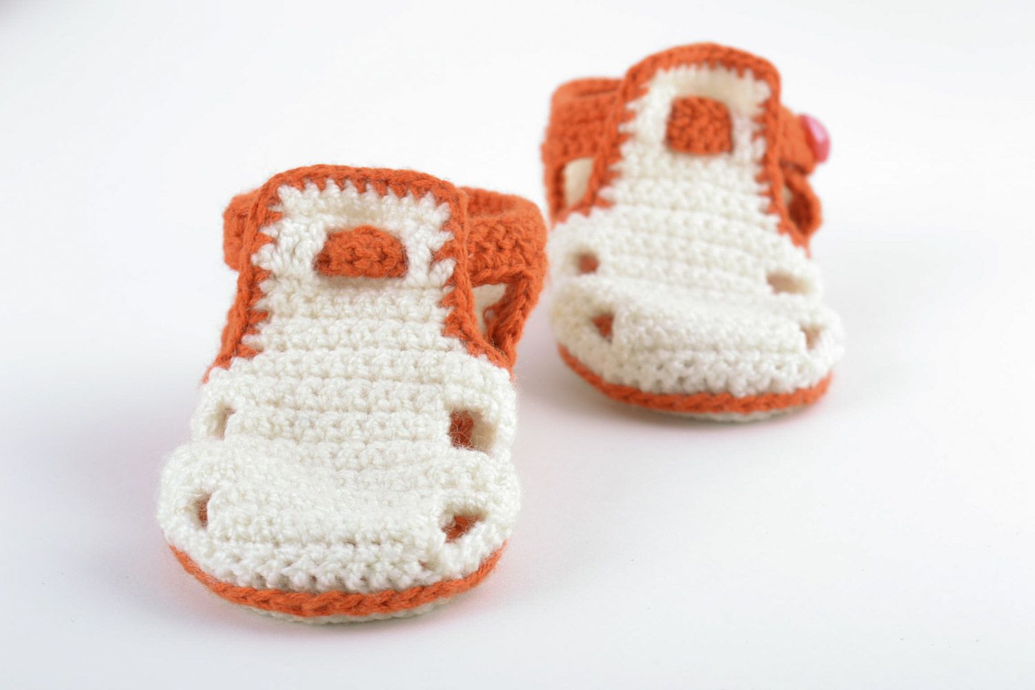 Вязаные пинетки сандалики для девочки белые с оранжевыми вставками ручная работа фото 5