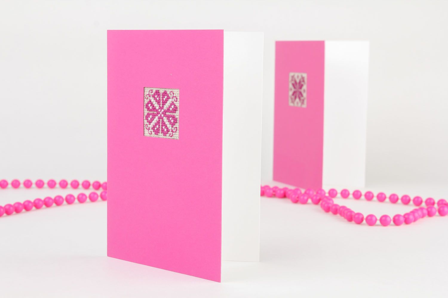 Carte de voeux brodée rose fait main en carton et lin originale très jolie photo 1