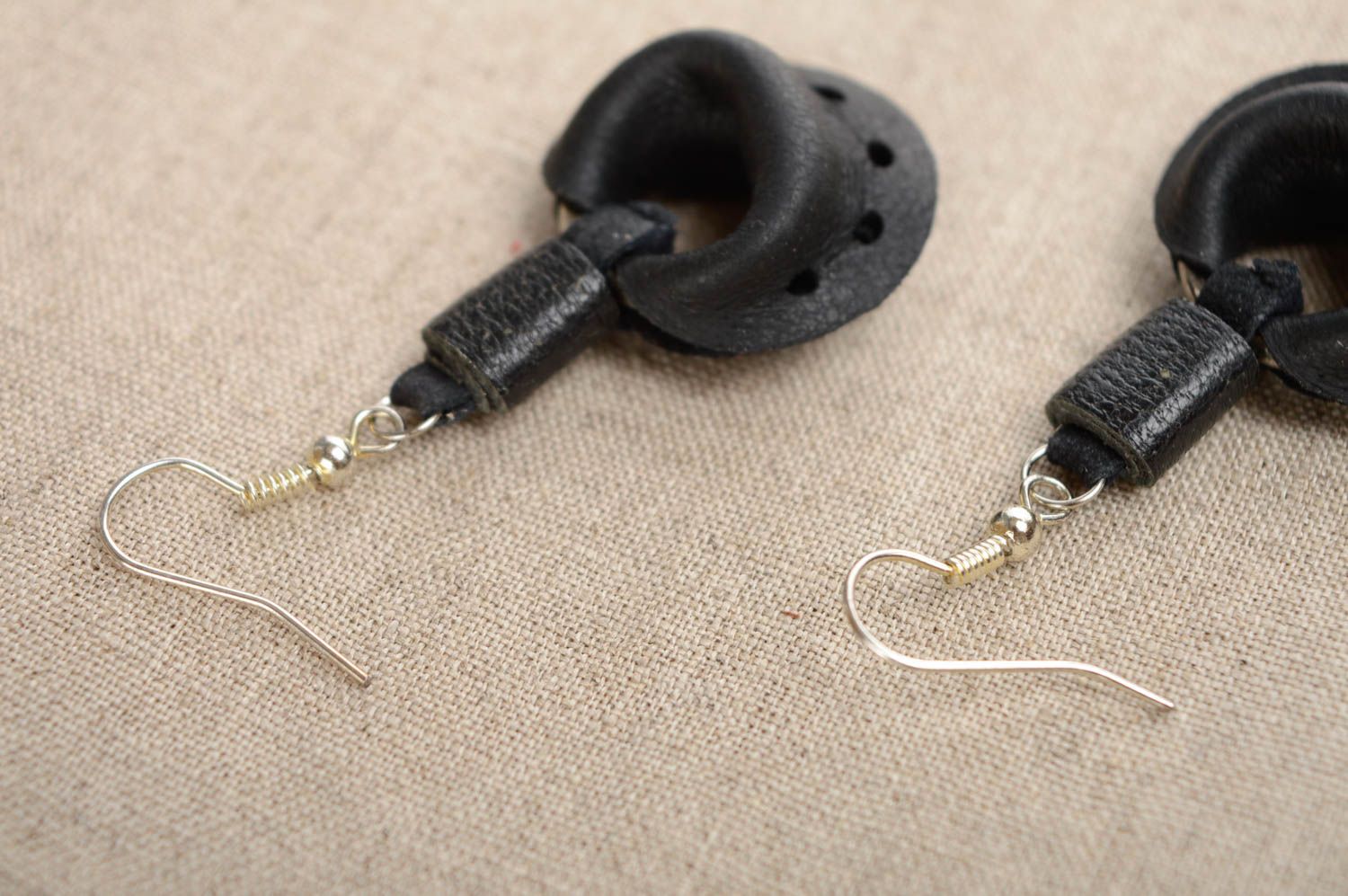 Black round leather earrings photo 4