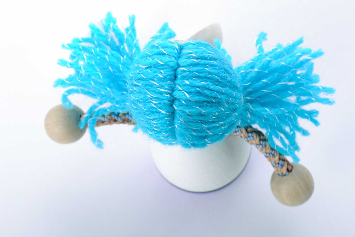 Petit jouet artisanal fait main écologique peint Fille aux cheveux bleus photo 5