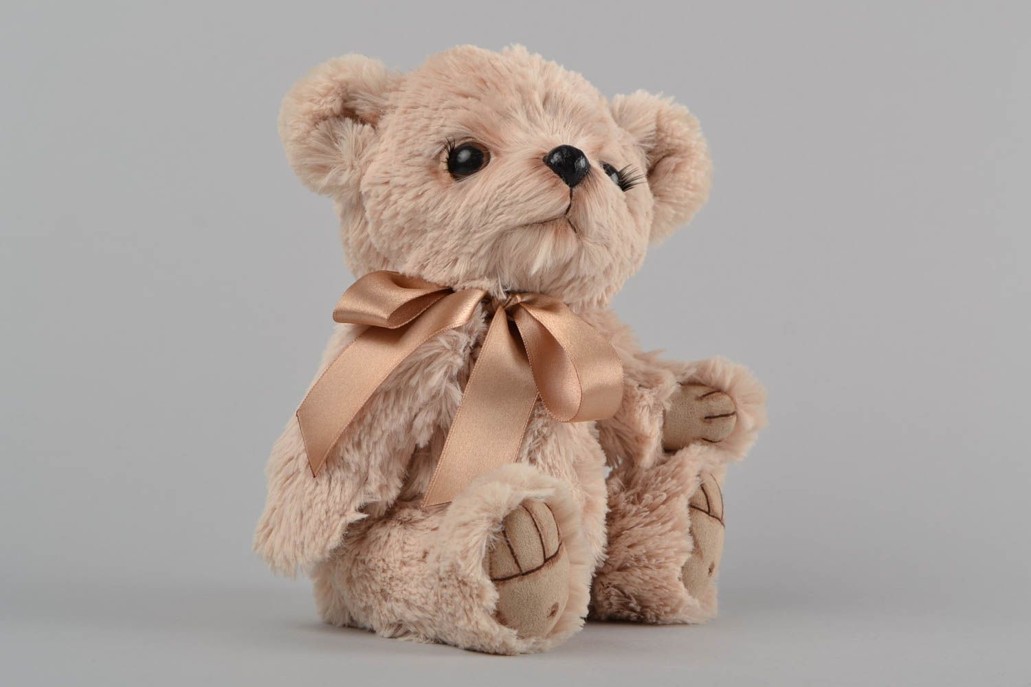Peluche ours en fourrure artificielle faite main beige avec noeud de ruban photo 1