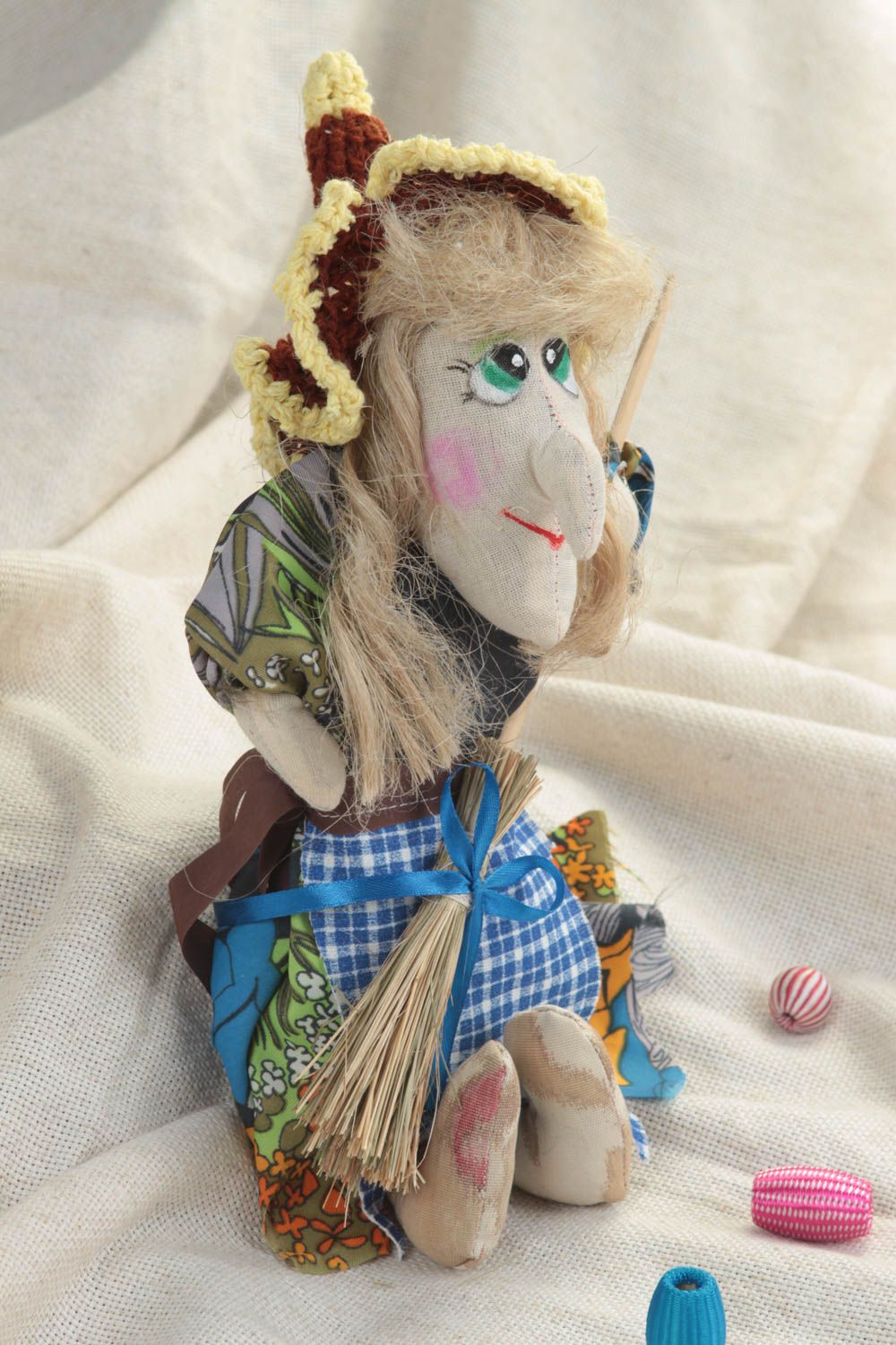 Игрушка кукла из ткани в виде Бабы яги с метлой в шляпе ручная работа небольшая фото 1