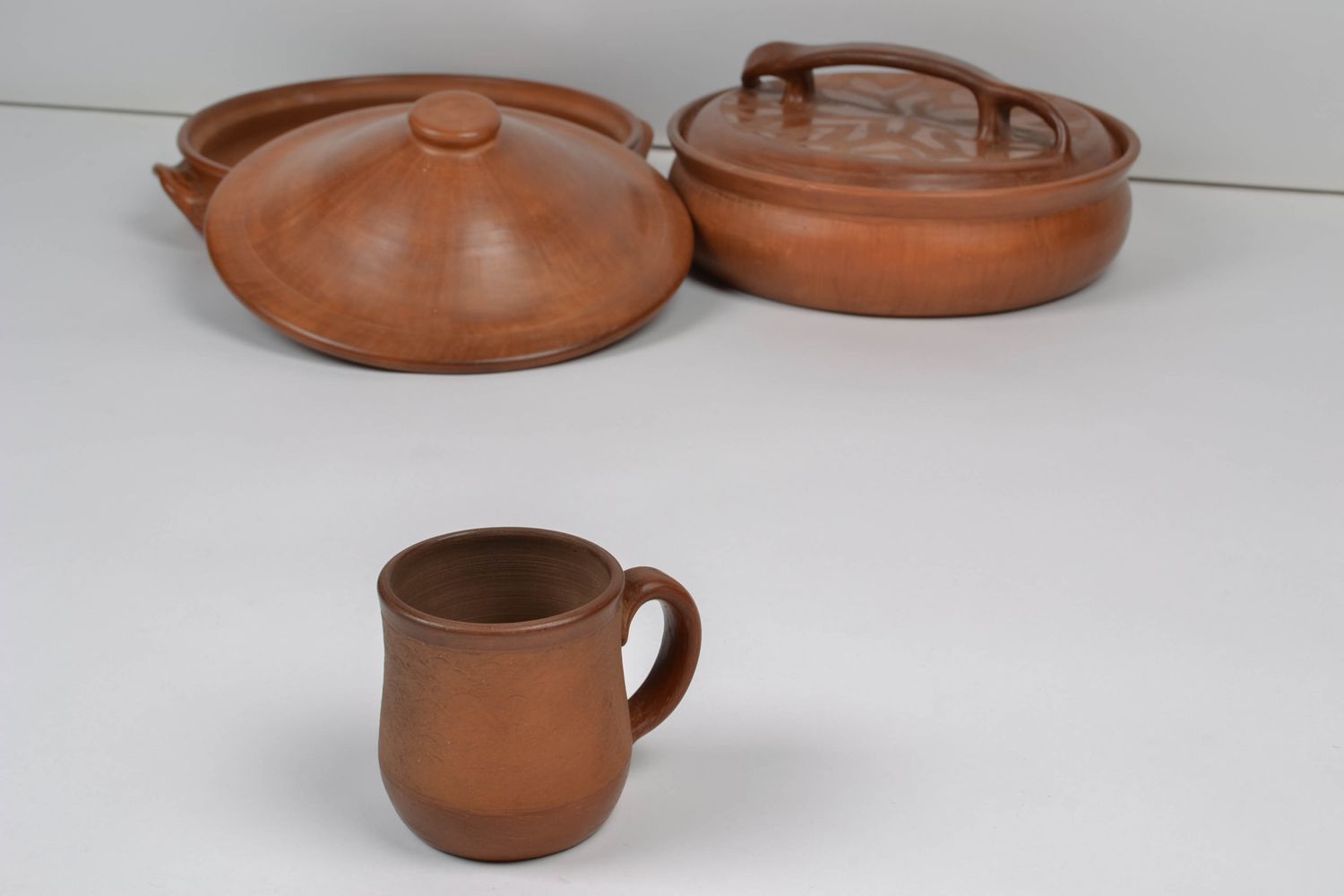 Brown clay medium size cup with handle and rustic pattern photo 2