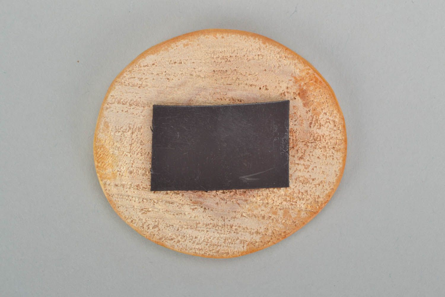 Magnet en bois sur réfrigérateur avec image de voiture  photo 4