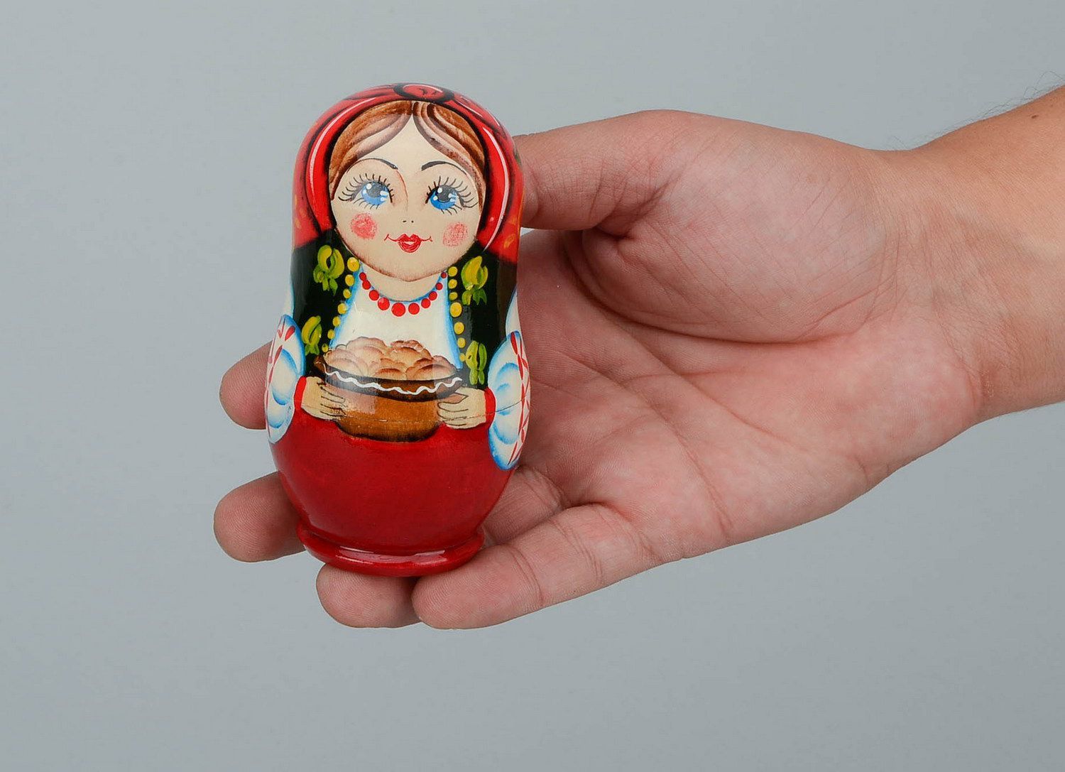 Matrioshka en collar con varéniki Matrioshka es la muñeca de madera con vestido ruso campesino, que contiene otras de menor tamaño. Varéniki son pequeñas empanadillas con requesón, boyas u otros ingredientes foto 4