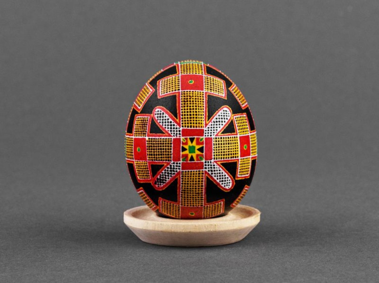 L'uovo di Pasqua dipinto a mano L'uovo decorativo fatto a mano L'uovo pasquale foto 2