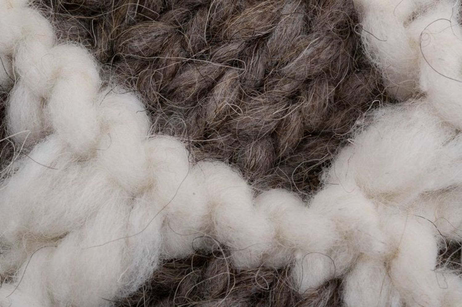Bonnet tricoté main en laine photo 3