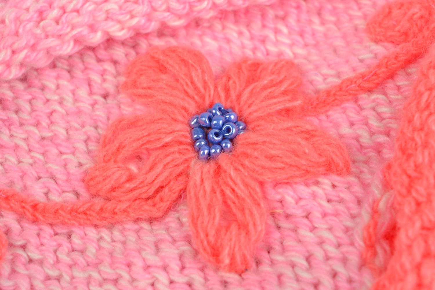 Chaleco tejido infantil rosado de hilos acrílicos con borlas artesanal foto 5