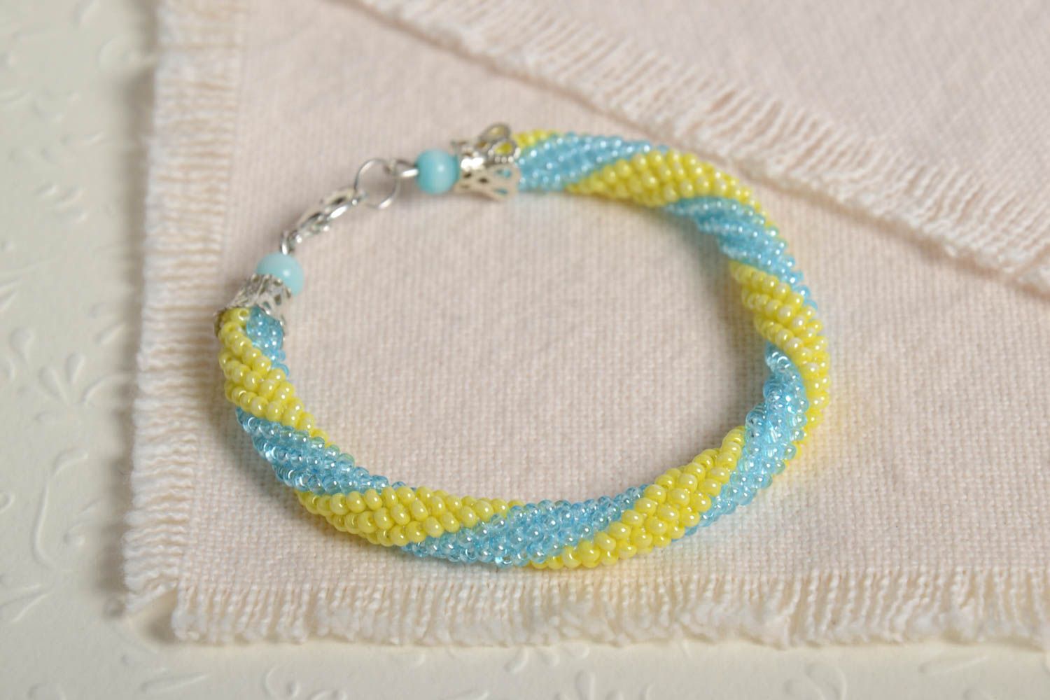 Bracelet perles de rocaille Bijou fait main bleu jaune Cadeau original femme photo 1
