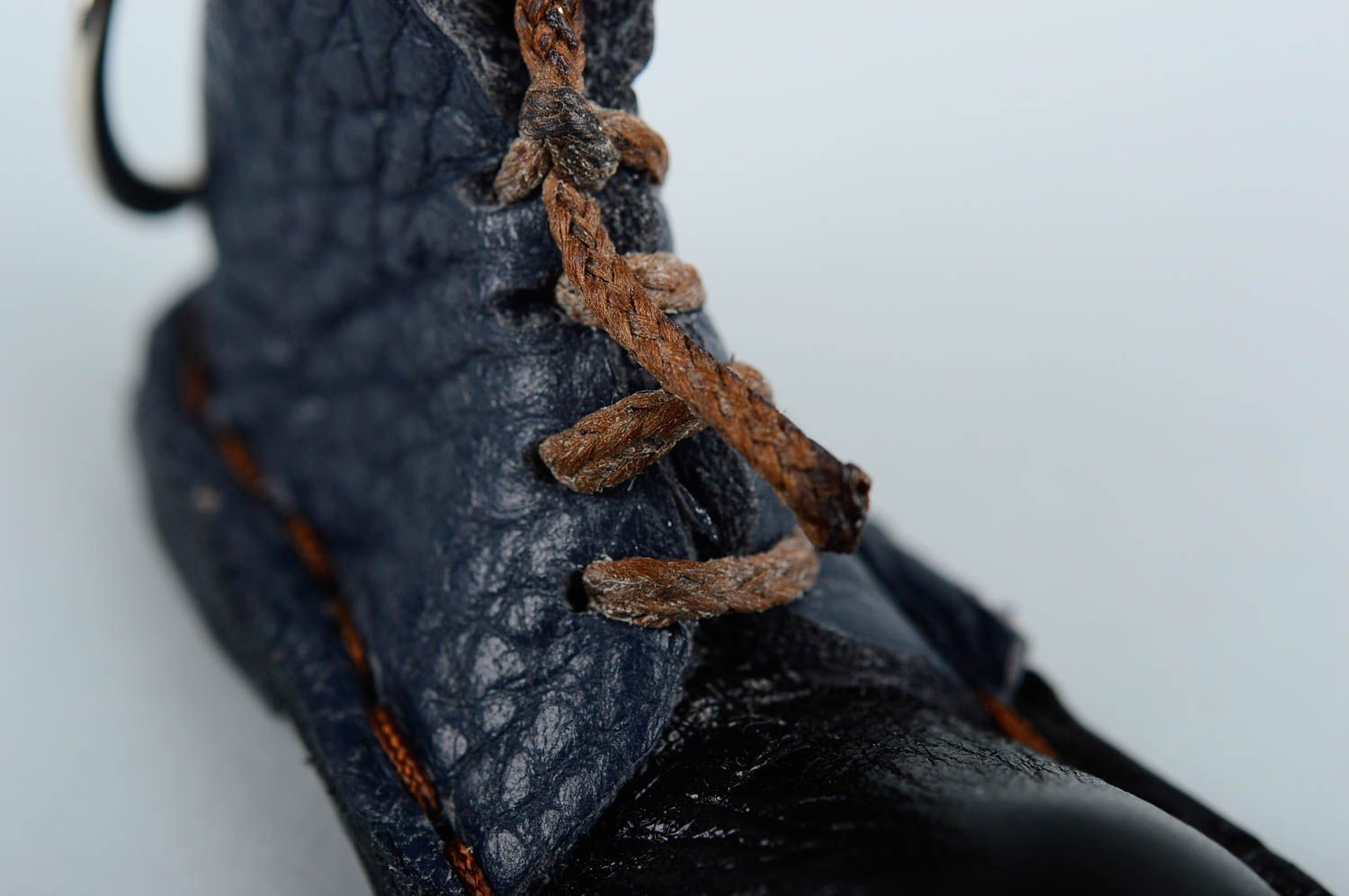 Брелок ручной работы брелок на ключи кожаный брелок в виде синего ботинка фото 5