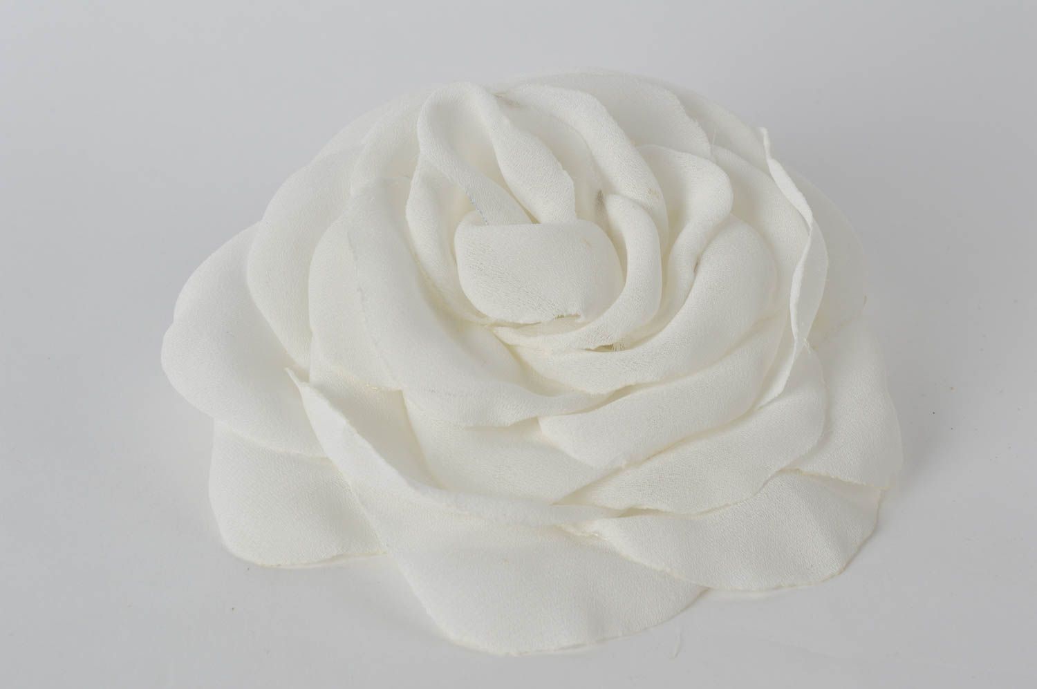 Spilla a forma di rosa bianca fatta a mano accessorio originale da donna foto 4