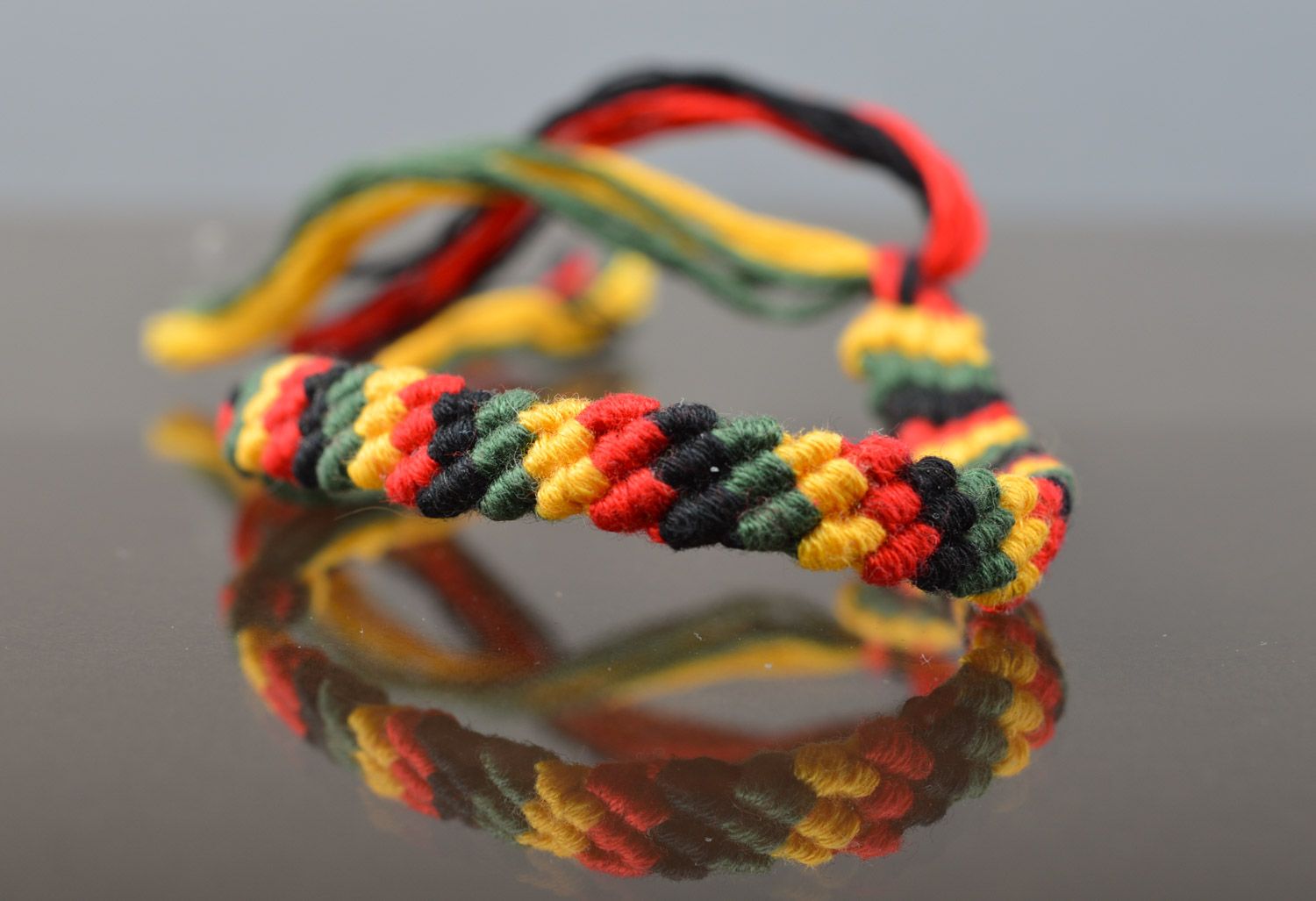 Тонкий браслет из ниток мулине фенечка на руку плетеный вручную разноцветный фото 5