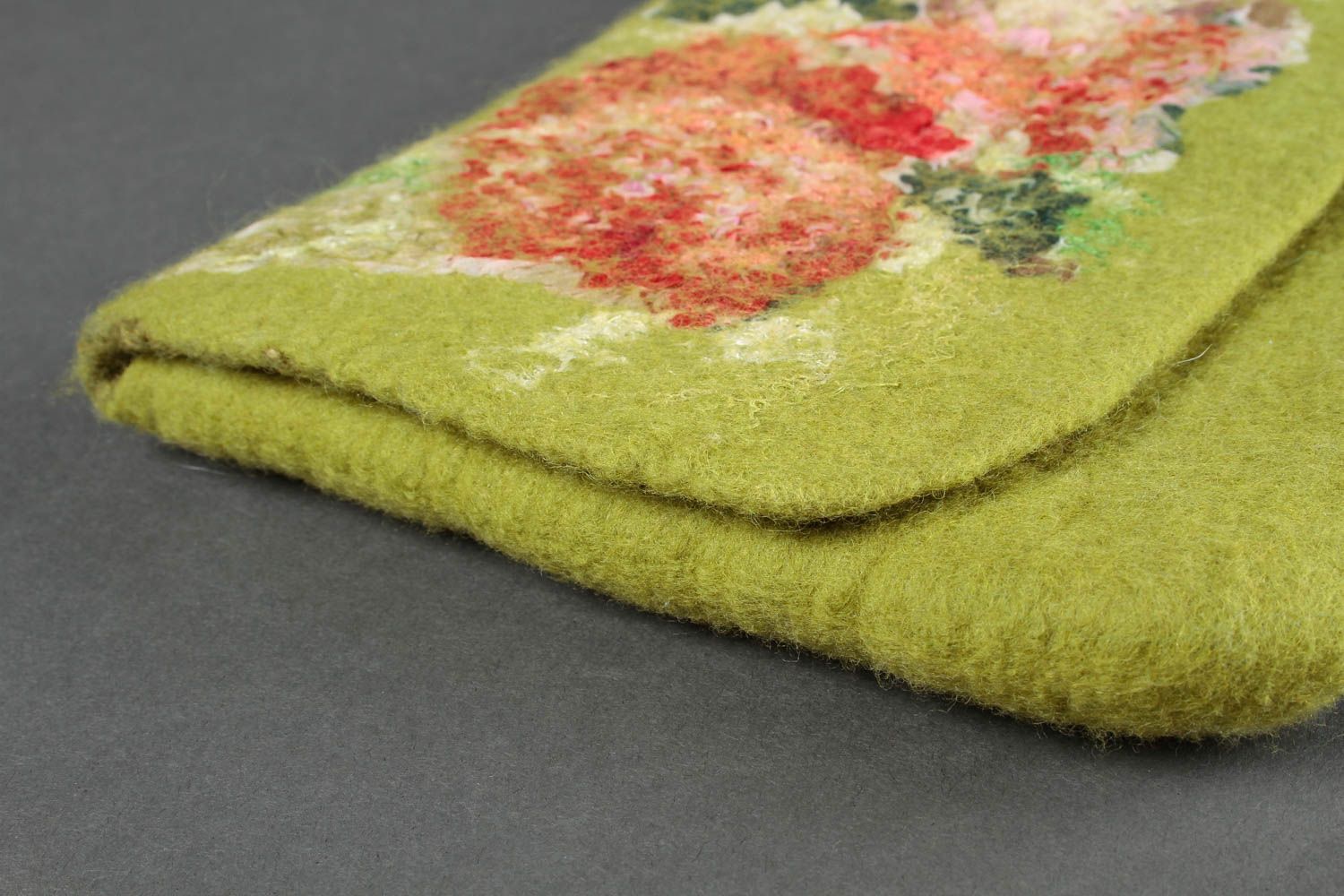 Handmade Tasche gefilzt Damen Accessoire Tasche aus Wolle grün mit Blumen foto 4