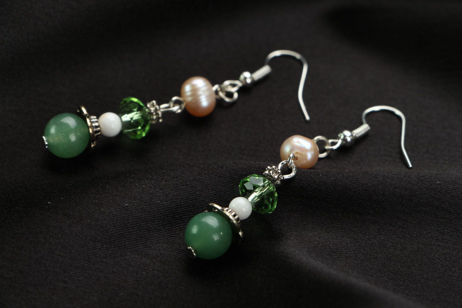 Pendientes hechos a mano con jade y perlas foto 2