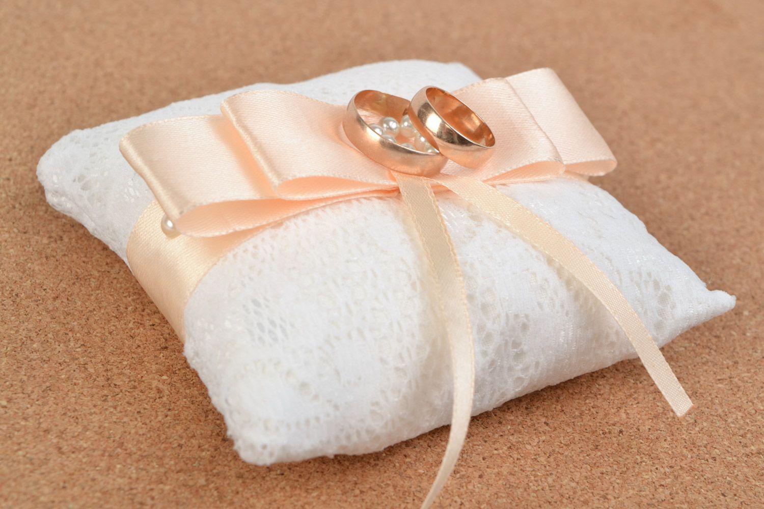 Свадебная подушечка для колец из кружева и ткани ручной работы с бантом красивая фото 1