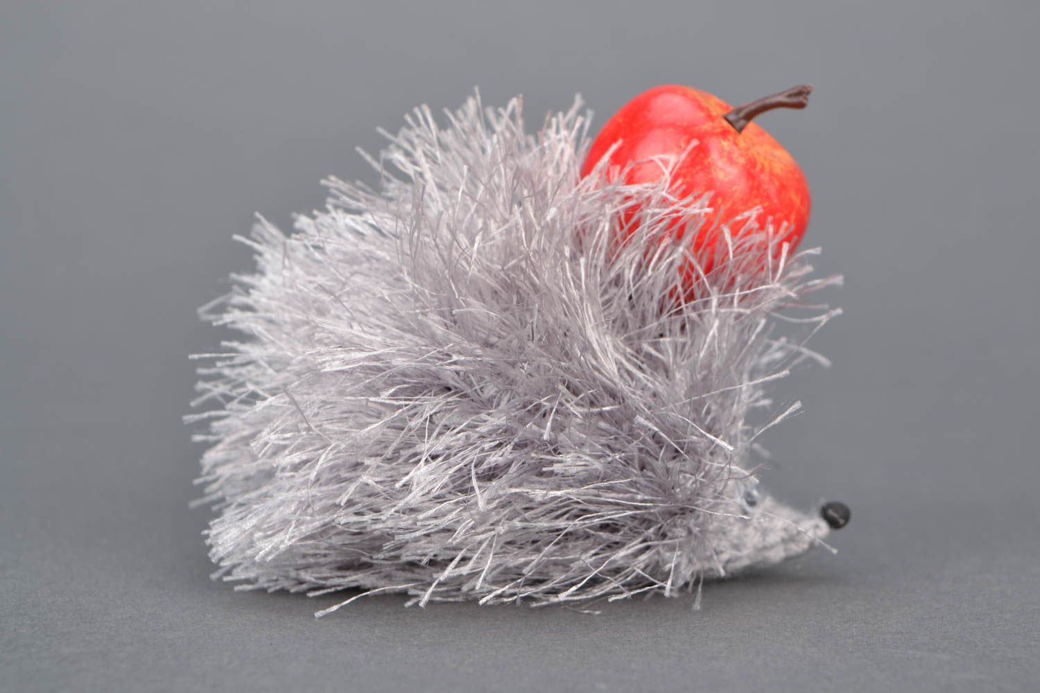 Jouet mou tricoté en fils acryliques Hérisson avec pomme photo 4
