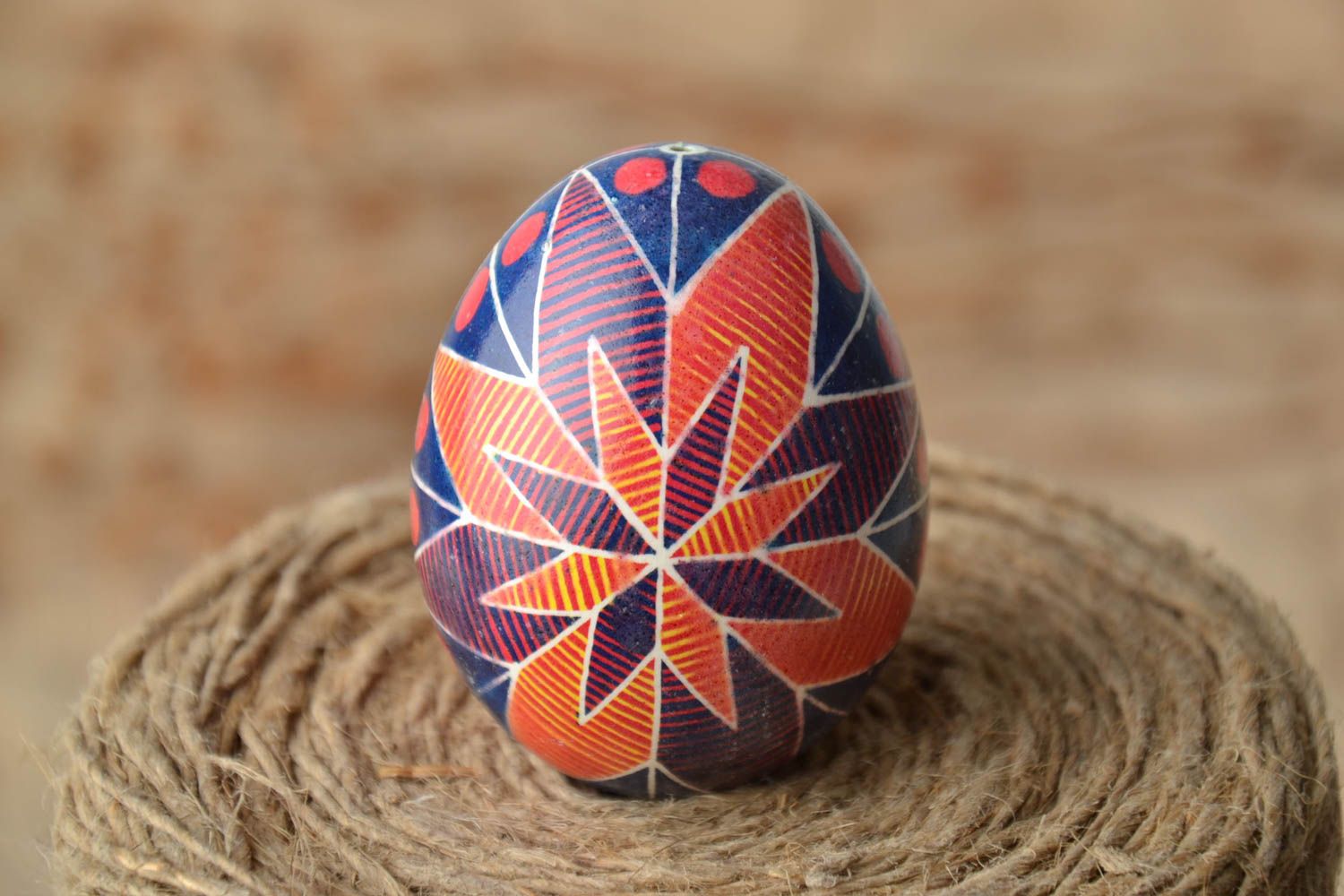 Huevo decorativo de Pascua pintado en estilo ucraniano foto 1