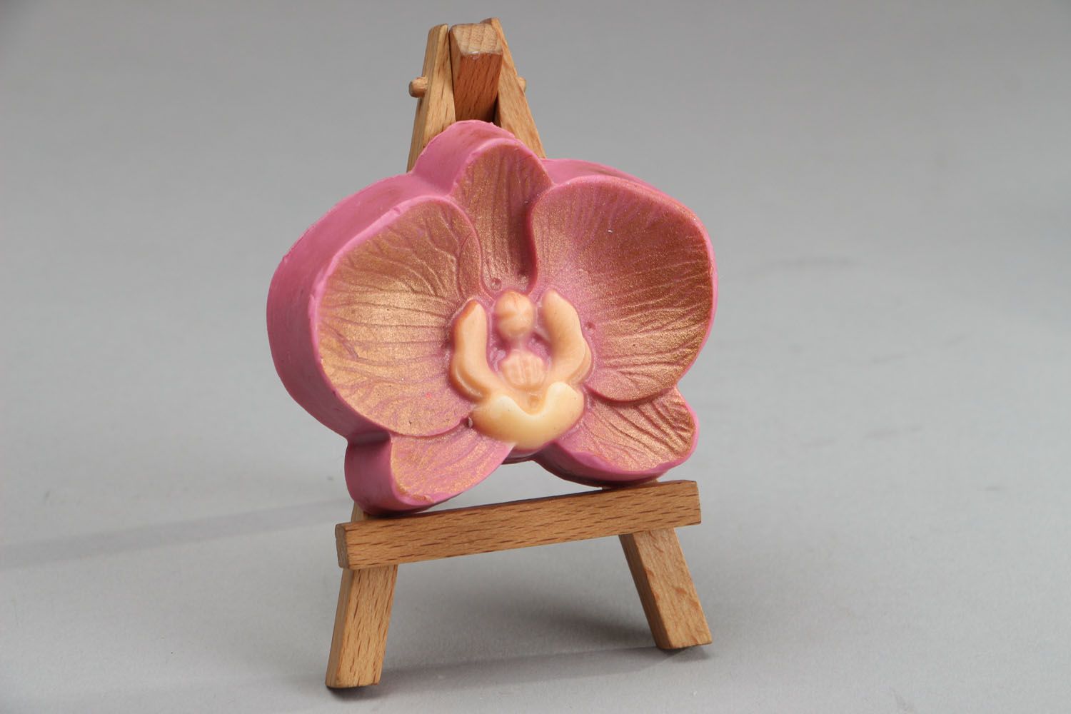 Jabón artesanal en forma de orquídea  foto 1