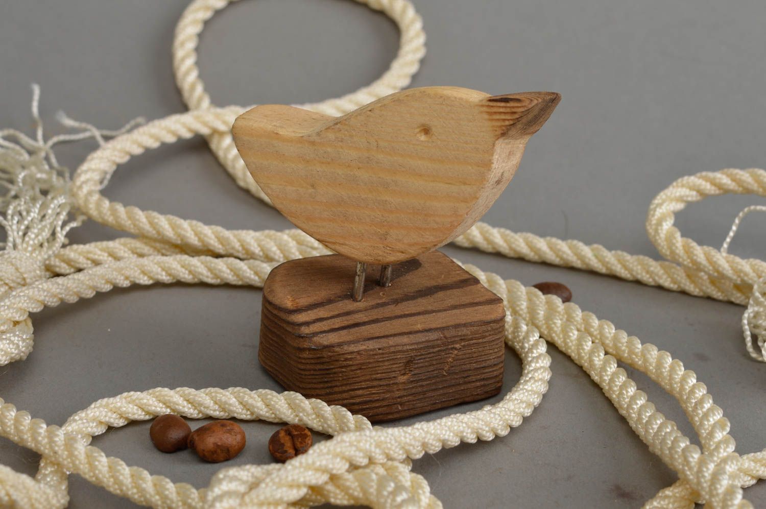 Petite figurine oiseau en bois de pin faite main écologique sur support photo 1